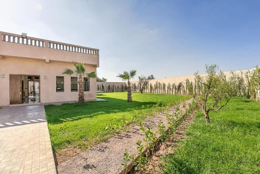 Villa Leila,piscine , grand jardin, jeux , cuisinière-1