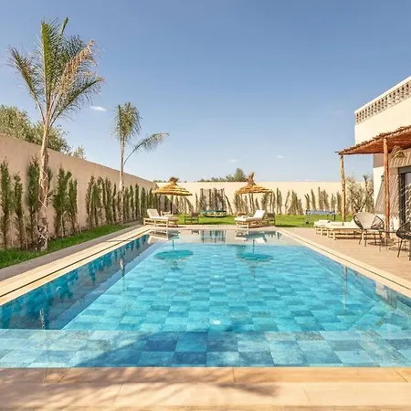 Villa Leila,piscine , grand jardin, jeux , cuisinière-2